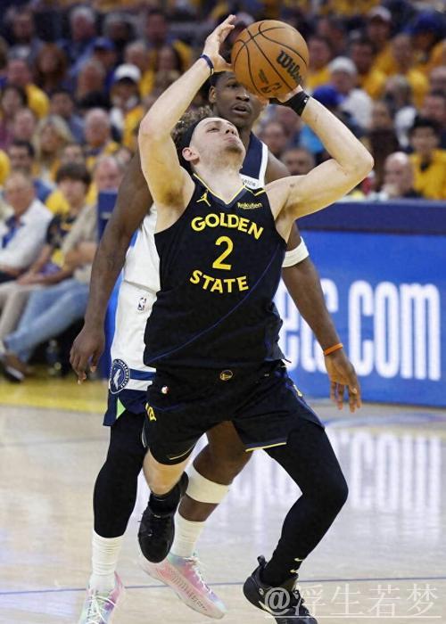 波杰姆斯基出战22分钟,投篮命中率低,取得2分2篮板4助攻 波杰姆斯基出战22分钟,投篮命中率低,取得2分2篮板4助攻